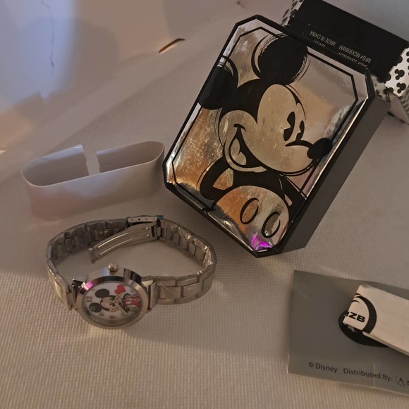 NEW in Collector Box - Mickey Mouse Heart stainless Silver Watch - Picture 6 of 9